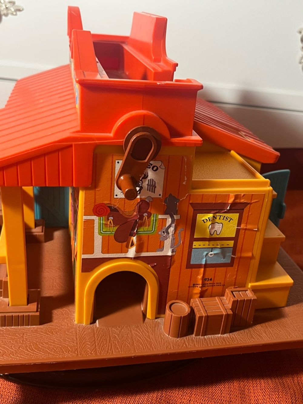 Vintage Fisher-Price Western Town Playset and little people - Picture 12 of 14